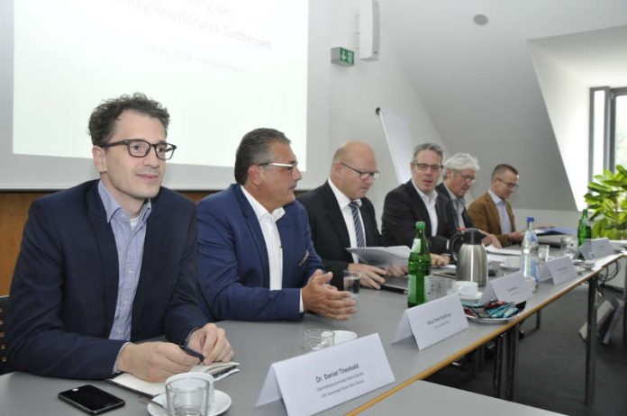 Dr. Daniel Theobald, Geschäftsbereichsleiter Standortpolitik der IHK, Klaus Peter Schellhaas, Landrat des Kreises Darmstadt-Dieburg, Frank Matiaske, Landrat des Odenwaldkreises, Christian Engelhardt, Landrat des Kreises Bergstraße, Jochen Partsch, Oberbürgermeister der Wissenschaftsstadt Darmstadt, Thomas Will, Landrat des Kreises Groß-Gerau. (Foto: Kreis Bergstraße)