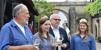 Edgar Römelt, stellv. Vorsitzender der Leisböhler Weinkultur Haßloch, Davina I., Andechser Bierfestkönigin 2017/2018, Hans-Ulrich Ihlenfeld, Landrat und Shirin I., Weinprinzessin Lachen-Speydorf und Schirmherrin der Leisböhler Weintage.