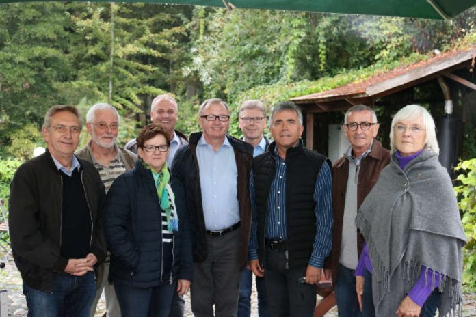 Am Bautz’ner Spreeufer begrüßte Landrat Michael Harig (3. v. r.) die rheinhessische Delegation rund um Landrat Ernst Walter Görisch (Mitte). (Foto: Luise Hussung)