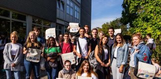 Ein kleiner Teil der Studienanfängerinnen und -anfänger“ mit ihren „Ersti-Bags“ im Anschluss an die Erstsemesterbegrüßung (Foto: HS LU)