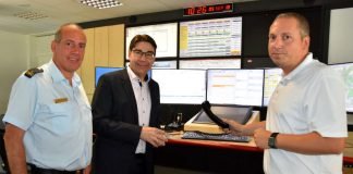 Oberbürgermeister Thomas Hirsch (M.) und Stadtfeuerwehrinspekteur Dirk Hargesheimer (l.) beim Vor-Ort-Termin mit Matthias Bruhne, Leiter der Integrierten Leitstelle Landau. (Foto: Stadt Landau in der Pfalz)