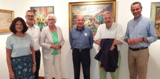 v.l.: Gemeinsam bei der Vernissage zur Eröffnung der Ausstellung „Maries Malerfreunde“ im Strieffler Haus der Künste: Bürgermeister und Kulturdezernent Dr. Maximilian Ingenthron (r.), Landrätin a.D. Theresia Riedmaier, der Vereinsvorsitzende Christian Freichel-Tworeck, die stellvertretende Vorsitzende Christel Ludowici sowie Dieter Buhl und Dr. Albrecht Müller (Foto: Stadt Landau in der Pfalz)