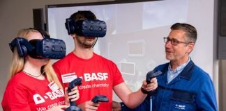 Das Thema Digitalisierung spielt in der Ausbildung bei BASF eine große Rolle. Ausbilder Alexander Karle führt vor, wie Auszubildenden mit Virtual Reality die korrekte Bedienung einer Pumpe erlernen können. (Foto: BASF SE/Marcus Schwetasch)