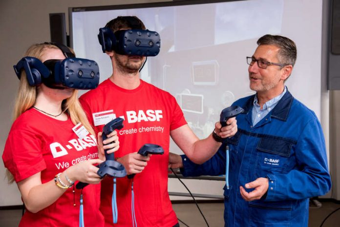 Das Thema Digitalisierung spielt in der Ausbildung bei BASF eine große Rolle. Ausbilder Alexander Karle führt vor, wie Auszubildenden mit Virtual Reality die korrekte Bedienung einer Pumpe erlernen können. (Foto: BASF SE/Marcus Schwetasch)