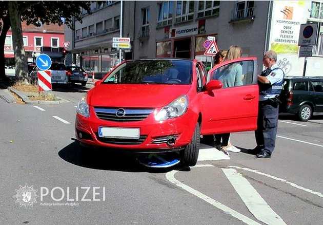 PKW auf Verkehrsinsel