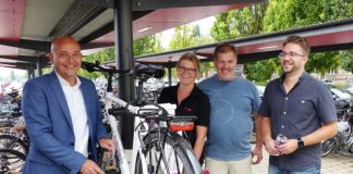 Schwetzingens OB Dr. René Pöltl, Annette Brockschläger vom Fahrradhaus Fender, Horst Krayer vom Bike & Fun Rad Shop sowie der städtische Klimaschutzbeauftragte Patrick Cisowski weihten die neue RadSERVICE-Station in der Bahnhofsanlage ein (von links). (Foto: Stadtverwaltung Schwetzingen)