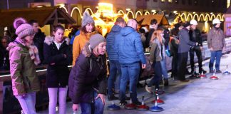 Stadtwerke Eiszeit - Eisstockschießen (Foto: KME Karlsruhe Marketing und Event GmbH / Jörg Donecker)