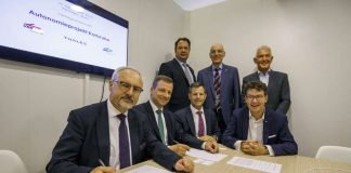 Unterzeichnen auf der InnoTrans in Berlin den Vertrag: Dr. Yves Joannic, Geschäftsführer Thales Deutschland, Ascan Egerer, technischer Geschäftsführer AVG, Dr. Christoph Hoppe, Vorsitzender der Geschäftsführung Thales Deutschland, Dr. Alexander Pischon, Vorsitzender der Geschäftsführung AVG (sitzend von links), Dr. Thilo Grabo, kaufmännischer Leiter AVG, Prof. Dr. Peter Gratzfeld, Institut für Fahrzeugsystemtechnik, KIT und Dr. Alfred Veider, Vizepräsident, Strategy & Product Policy, Thales Business Line Main Line Signalling. (Foto: Thales Deutschland)