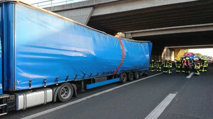 Sicherung eines Lkw (Foto: Feuerwehr Frankfurt am Main)