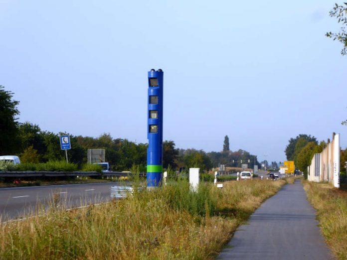 Mit fast vier Metern Höhe und einer blauen Lackierung sowie einem grünen Ring ist die neue Lkw-Maut- Kontrollsäule deutlich erkennbar und gut von Blitzern zu unterscheiden. (Foto: Stadtverwaltung Rheinstetten)