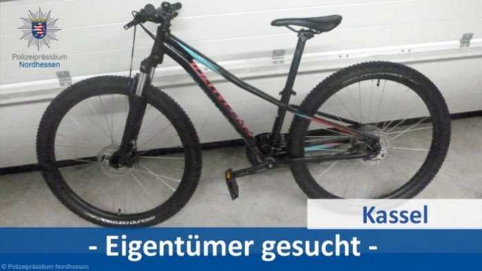 Polizei sucht etwa zehnjährigen Jungen, dem dieses Fahrrad am Montag, 24. September 2018, gegen 19:30 Uhr in Kassel-Bettenhausen vor einem Einkaufsmarkt gestohlen wurde.