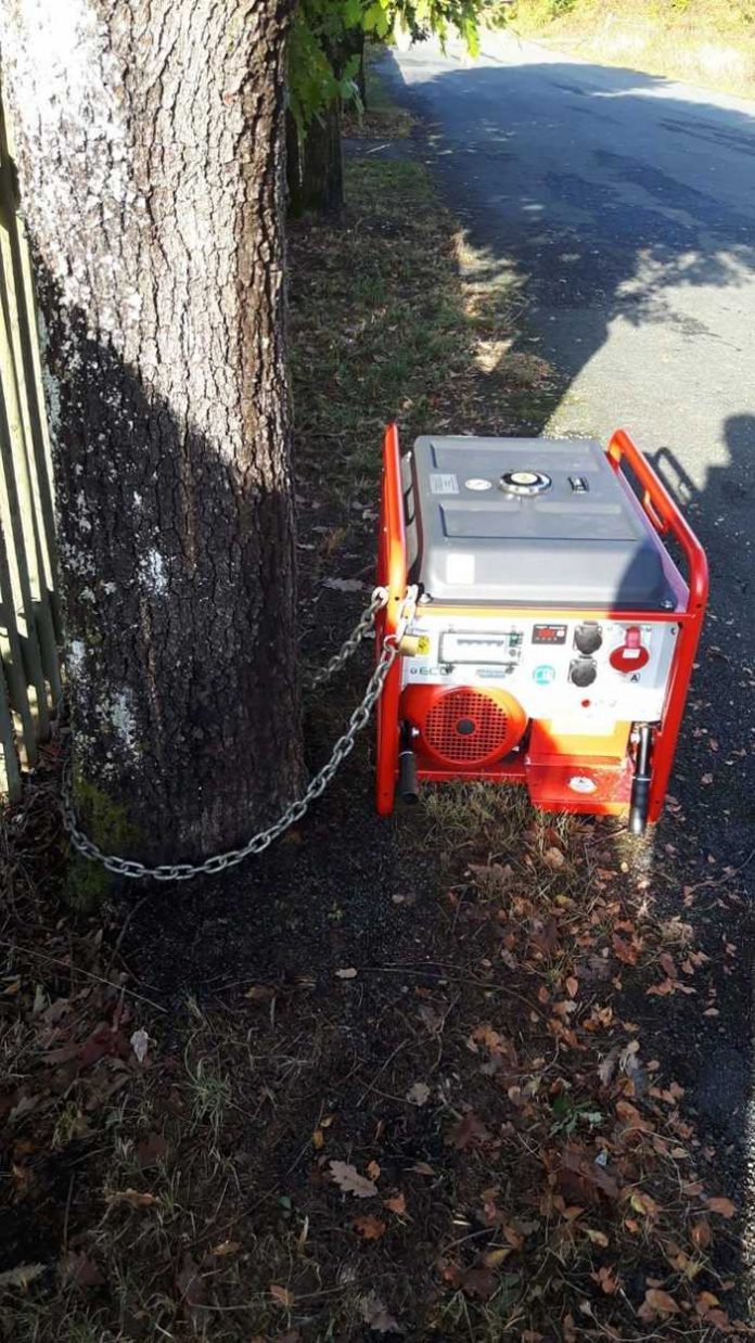 Stromaggregat an Baum gekettet