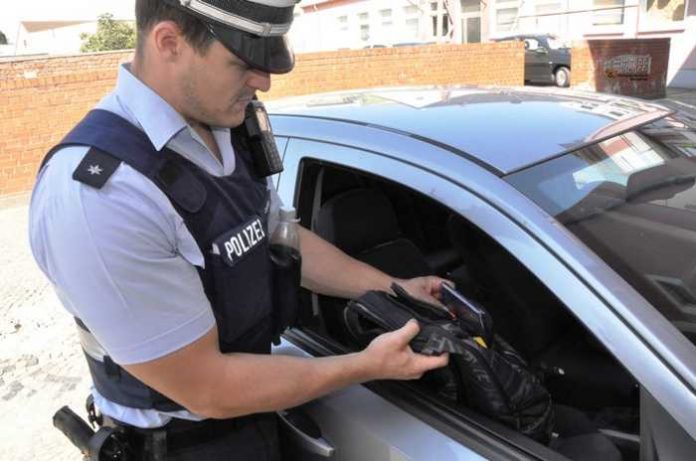 Immer wieder stellen Polizeibeamte im Stadtgebiet geparkte Autos fest, die unverschlossen abgestellt sind - manchmal sogar mit offener Scheibe und Handtasche auf dem Beifahrersitz. Auf diese Art wird Dieben die Beute quasi “auf dem Silbertablett” serviert…