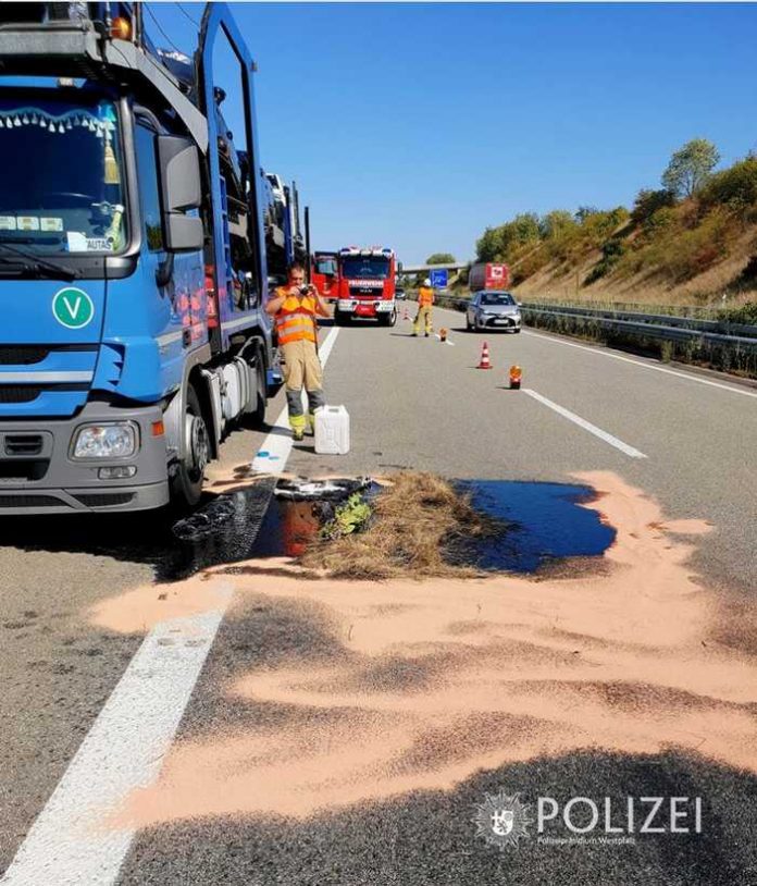 An dem Pannen-Lkw liefen Betriebsstoffe aus und verteilten sich quer über die Fahrbahn.