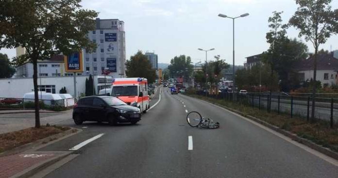 Eine Radfahrerin ist am Donnerstagmorgen von einem Pkw erfasst und dabei verletzt worden. Die Frau benutzte einen Radweg in der Mainzer Straße in die falsche Richtung.