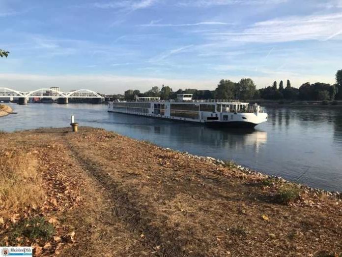 Festgefahrenes Fahrgastschiff in Ludwigshafen