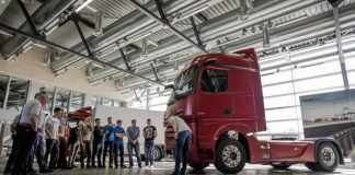 Frisch von der IAA: Die BKF-Auszubildenden erfahren beim TruckTraining etwas über Innovationen in Effizienz, Sicherheit und Assistenzsysteme, Konnektivität und automatisiertes Fahren. Hier wird der Neue Actros erklärt, der als erster Serien-Lkw mit MirrorCam statt Außenspiegeln ausgestattet ist.