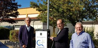 Der Initiator des Projekts, Bürgermeister Axel Wassyl (links) begrüßte gemeinsam mit QEO-Geschäftsführer Klaus Müller (rechts) den ersten Nutzer der Ladesäule, Michael Heckmann. (Foto: VG-Verwaltung Offenbach an der Queich)