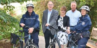 Walfried Günther (li.) und Christine Brehm (re.) sind mit ihren Rädern nun auf Kontrolltour in der Stadt unterwegs. Bürgermeister Hans-Joachim Kosubek, Bereichsleiterin Angelika Zezyk und Abteilungsleiter Stefan Laskowski (hinten von links) stellten die neue Fahrradstreife der Ordnungsbehörde vor. Foto: Stadt Worms