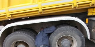 Kontrolle eines LKW (Foto: Polizei RLP)