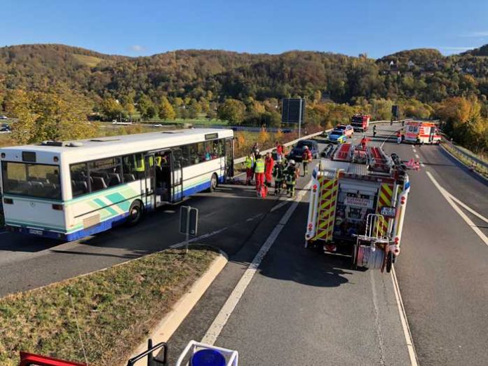 Schulbusunfall Weinheim - Feuerwehr im Einsatz