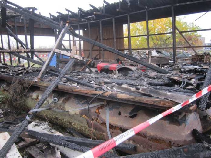 Abgebrannte Boothalle im Hafen Maximiliansau