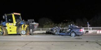 Fahrzeugwrack nach Zusammenstoß mit Straßenwalze (Foto: Polizei RLP)