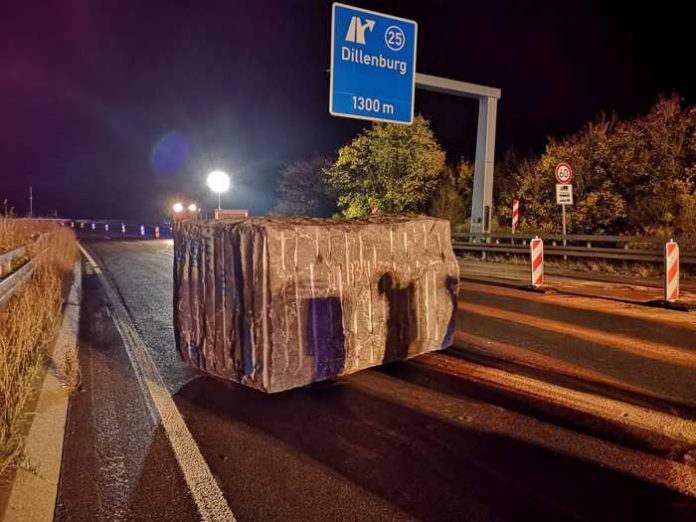 23-Tonnen-Granitblock blockiert die A45 bei Haiger