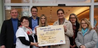 dm-Filialleiterin Doris Müller, dm-Gebietsverantwortlicher Robin Prinz, die stellvertretende Filialleiterin Christa Henger, Dr. Dietmar Kauderer, Oberin Sr. Isabelle Wien für den Vorstand der Diakonissen Speyer-Mannheim, Annette Becker-Annen, Leiterin und Koordinatorin des Palliativnetzes Süd- und Vorderpfalz, und Hospizleiterin Sabine Seifert (von links). (Foto: Diakonissen Speyer-Mannheim)