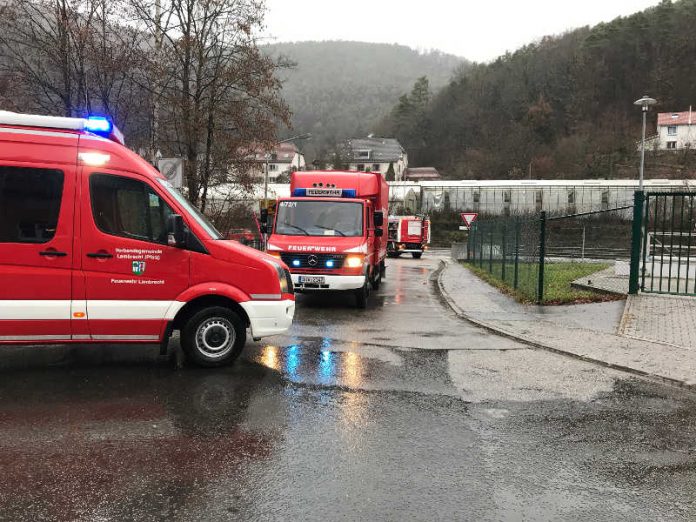 Feuerwehrfahrzeuge an der Kläranlage Lambrecht (Foto: Presseteam der Feuerwehr VG Lambrecht)