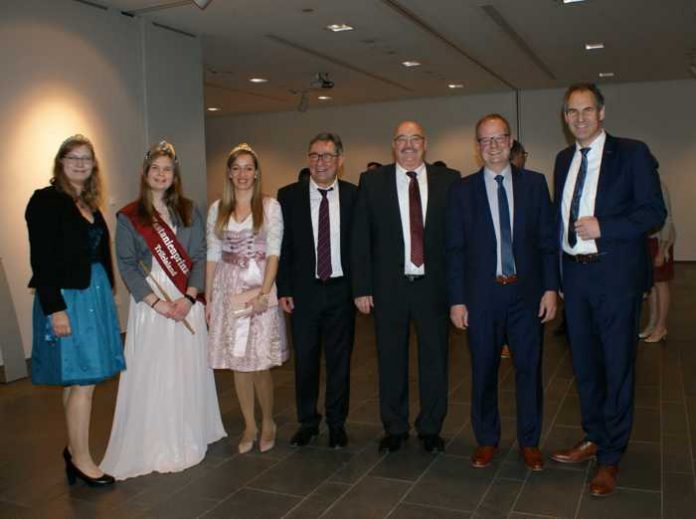 Landrat Dietmar Seefeldt begrüßt gemeinsam mit den Beigeordneten Marcus Ehrgott, Helmut Geißer und Bernd E. Lauerbach sowie den Weinprinzessinnen Ines Rehm und Anna Fath und der Kastanienprinzessin Nathalie Landherr die Gäste.