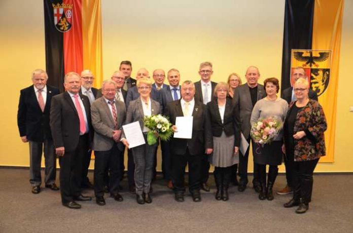 Landrätin Dorothea Schäfer (1.v.r.) zeichnet Edith Bellendir (1.R.3.v.l.), Walter Weimer (1.R.4.v.l.) und Hermann Müller (1.R.6.v.l.) mit der Ehrennadel des Landes Rheinland-Pfalz aus. Copyright: Kreisverwaltung Mainz-Bingen/Joachim Janas.