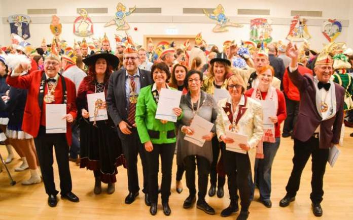 Oberbürgermeister Thomas Feser und die frisch geehrten Fastnachter stellten sich zum Gruppenbild. Foto: Stadt Bingen