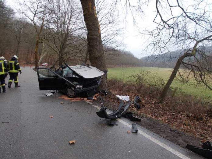 Artikel: 19-jaehriger Fahrer bei Verkehrsunfall schwer verletzt