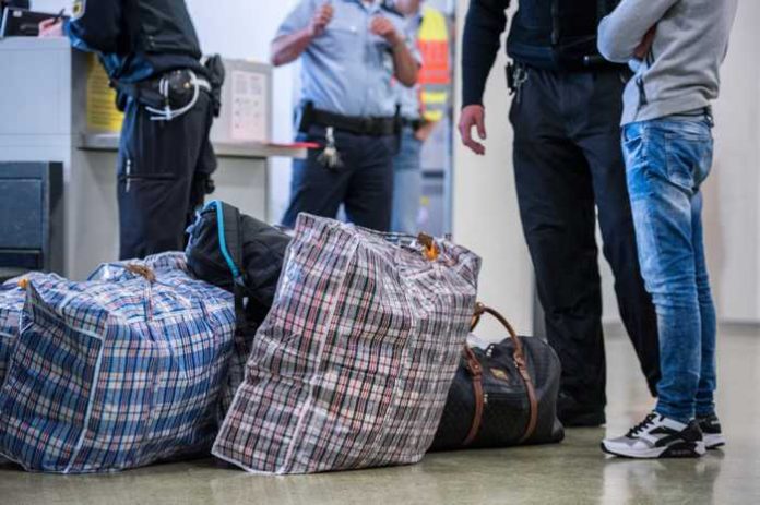 Symbolbild Gepäck, Reise, Abschiebung, Bundespolizei, Flughafen, Bahnhof