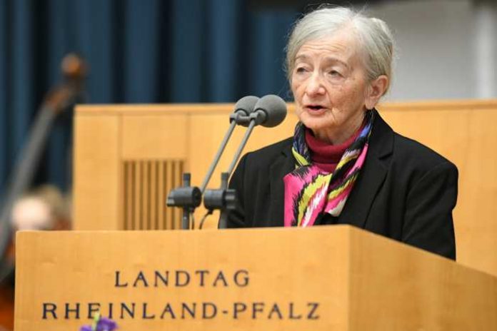 Im rheinland-pfälzischen Landtag berichtete die Holocaust-Überlebende Henriette Kretz am bundesweiten Tag des Gedenkens an die Opfer des Nationalsozialismus am 27. Januar in einer bewegenden Rede über ihr Leben und Überleben im Dritten Reich. Bildnachweis: Landtag Rheinland-Pfalz/Andreas Linsenmann