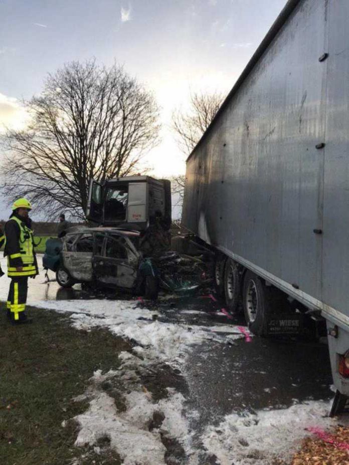 Frankfurt - Verkehrsunfall PKW und LKW