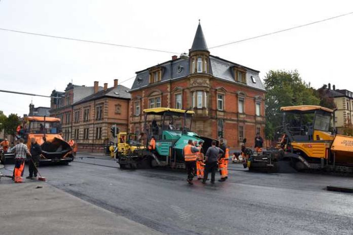 Bereits im Herbst 2017 wurde im Landauer Marienring im stark frequentierten Straßenabschnitt zwischen Südring und Ostring eine lärmmindernde Asphaltdecke – der sogenannte Flüsterasphalt – eingebaut. (Quelle: Stadt Landau in der Pfalz)