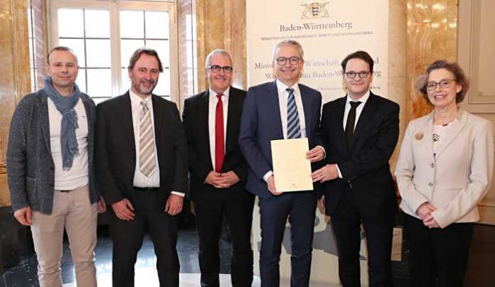 Ein lohnender Besuch: Ministerialdirektor Michael Kleiner (2.v.r.), Ministerium für Wirtschaft, Arbeit und Wohnungsbau, überreicht Landrat Dr. Christoph Schnaudigel (3.v.r.) den Bewilligungsbescheid über rund 350.000 Euro für die Lernfabrik 4.0. Die Schulleiterin der Beruflichen Schulen Bretten Barbara Sellin (rechts) und der Schulleiter der Albert-Einstein-Schule Ettlingen (AES) Joachim Dambach (3.v.l.) waren sichtlich zufrieden. (Bild: Franziska Kraufmann)