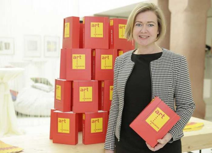 Messechefin Britta Wirtz präsentiert den Katalog zur art KARLSRUHE 2019 vor. Foto: KMK, Jürgen Rösner