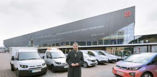 Uwe Behm, Geschäftsführer der Messe Frankfurt, und der messeinterne Fuhrpark an Elektrofahrzeugen. Darunter vertreten die Transportfahrzeuge des Typs StreetScooter und ein BMW i3. (Foto: Messe Frankfurt)