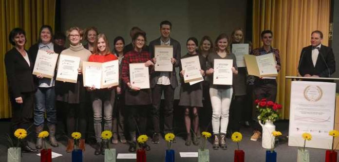 Freuten sich mit den Ausgezeichneten: Die Mainzer Kulturdezernentin Marianne Grosse (li.), Françoise Sauer vom Druckladen (3. v. li.), die Direktorin des Gutenberg-Museums Dr. Annette Ludwig (5. V. li.), die Konsulin der Republik Frankreich Claire Marrec (7. v. li.) und Michael Grabis, Vizepräsident der Deutsch-Französischen Gesellschaft Mainz (rechts). (Foto: Gutenberg-Museum/Rainer Huth)