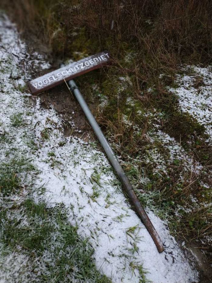 Artikel: Schilder in Vogelschutzgebiet beschaedigt