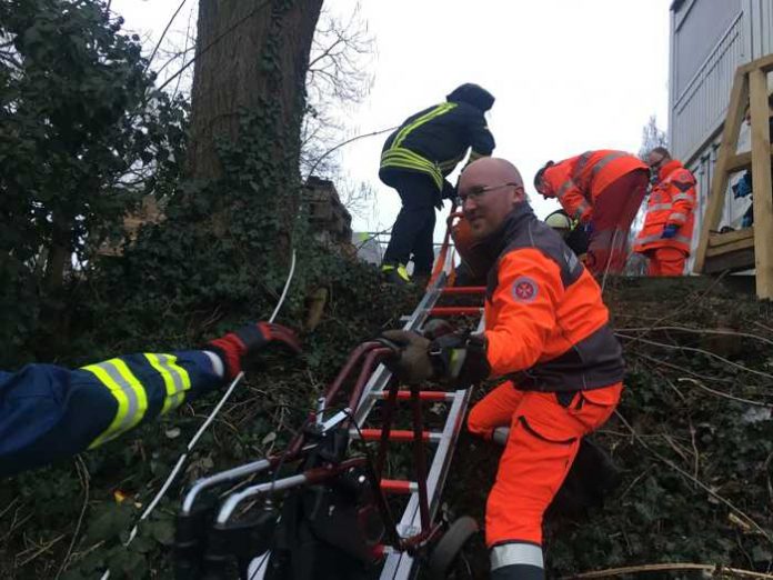 Weinheim: Rollstuhlfahrer stuerzt Boeschung herunter