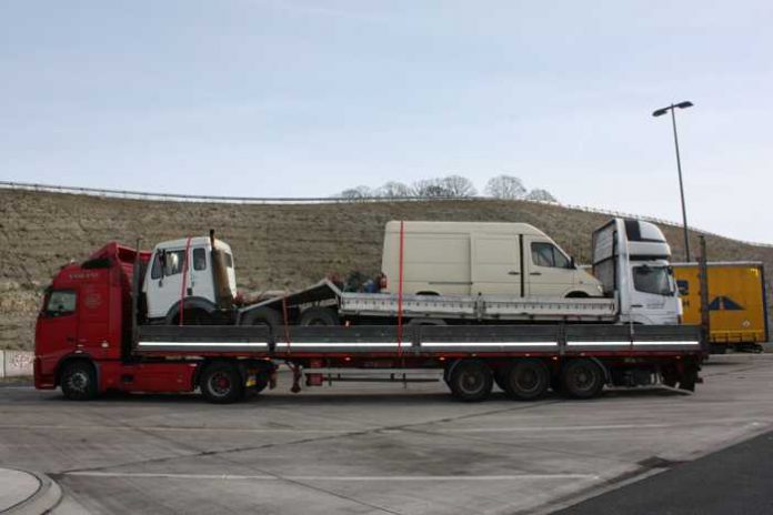 Artikel: Verkehrsunsicheren Sattelzug gestoppt