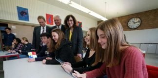 Oberbürgermeister Martin Hebich, Thomas Distler, Vorstandsmitglied der Sparkasse Rhein-Haardt und Oberstudiendirektorin Schulleiterin Sabine Schanz mit Schülerinnen und Schülern der Klasse 10 a des Albert-Einstein-Gymnasiums Frankenthal (Foto: Sparkasse Rhein-Haardt)