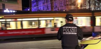 Einsatz in den Abend- und Nachtstunden: Bereits zum 7. Mal haben die Verkehrsbetriebe Karlsruhe und die Polizei eine gemeinsame Schwerpunktkontrolle im Tram- und Stadtbahnverkehr durchgeführt, um das subjektive Sicherheitsgefühl der Fahrgäste zu stärken und Straftaten vorzubeugen (Foto: VBK)