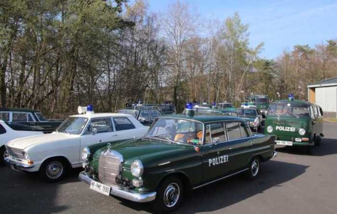 Polizeioldtimer warten auf Museumsbesucher