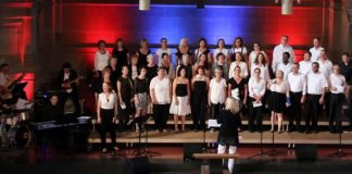 Der Chor „GospelGroove“ unter der Leitung von Dekanatskantorin Barbara Pfalzgraff präsentiert in der Christuskirche fetzige Gospelmusik. (Foto: Evangelisches Dekanat Mainz/Nicole Weisheit-Zenz)