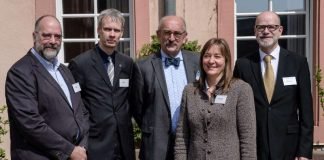 v.l.: Dipl.-Ing. Dirk Gattorf (DMG Ingenieurbüro), Dipl.-Ing. Ralf Holst (Bundesanstalt für Straßenwesen), Prof. Jürgen Ulrich (Vorsitzender Richter am Landgericht Dortmund a.D.), Dipl.-Ing. (FH) Karen Ludewig (Vorstandsmitglied der Ingenieurkammer Hessen) und Prof. Dr.-Ing. Matthias Vogler (Schatzmeister der Ingenieurkammer Hessen). (Foto: Ingenieurkammer Hessen)